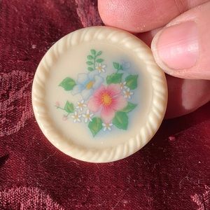 Brooch Avon spring bouquet porcelain 1984 1 1/2” diameter. Turn clasp.